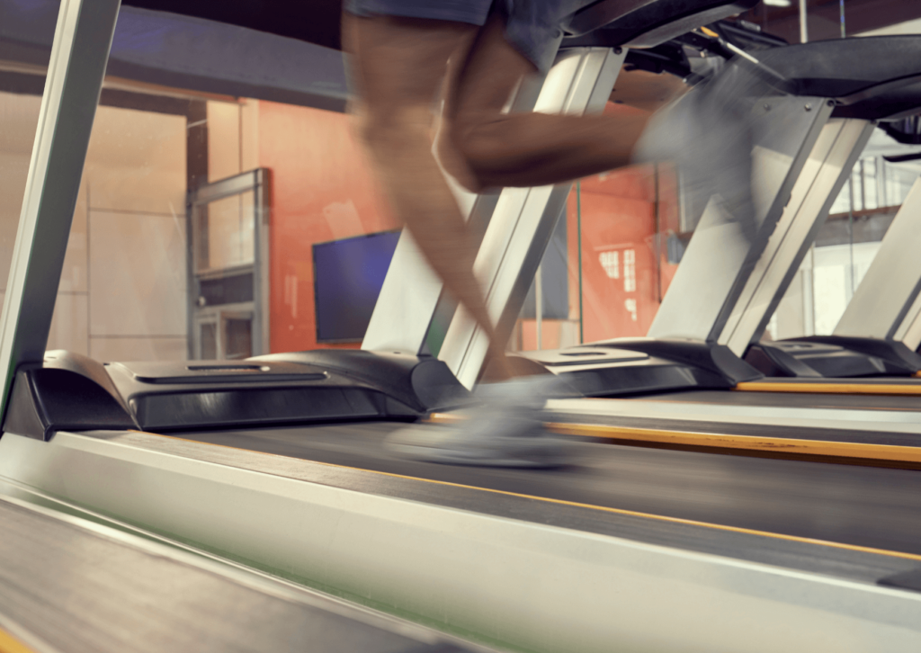 Esteira ou rua? Entenda qual opção traz mais resultados para emagrecer, melhorar performance e evitar lesões, com uma análise completa e profissional.