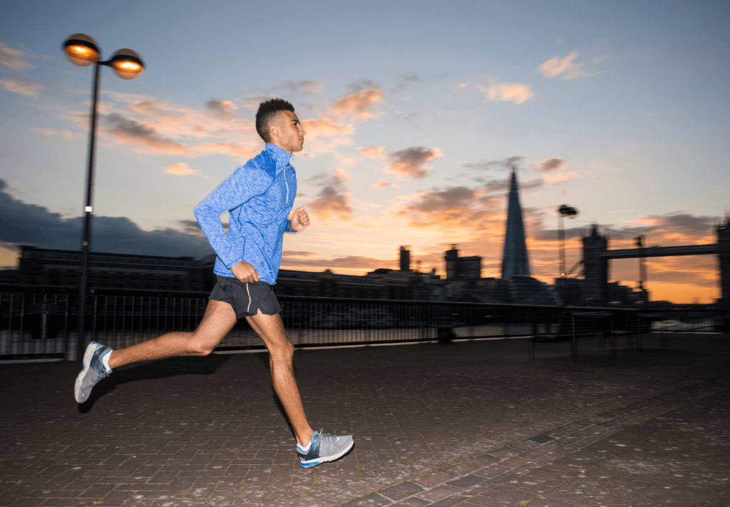 Quer saber como aumentar imunidade de forma natural? Descubra a relação comprovada entre exercícios físicos e um sistema de defesa forte.