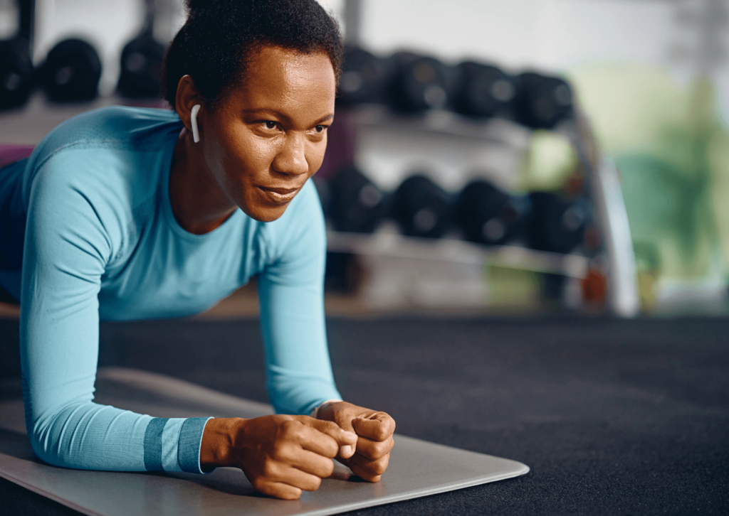 Descubra como estruturar um treino abdominal feminino eficiente, com exercícios para queima de gordura e dicas para um core forte e definido.