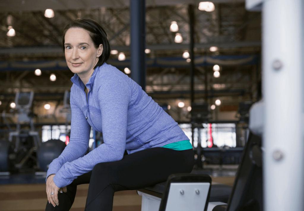 Aprenda como adaptar seus treinos durante a tpm e menopausa com estratégias práticas para manter o ritmo e vencer os sintomas hormonais.