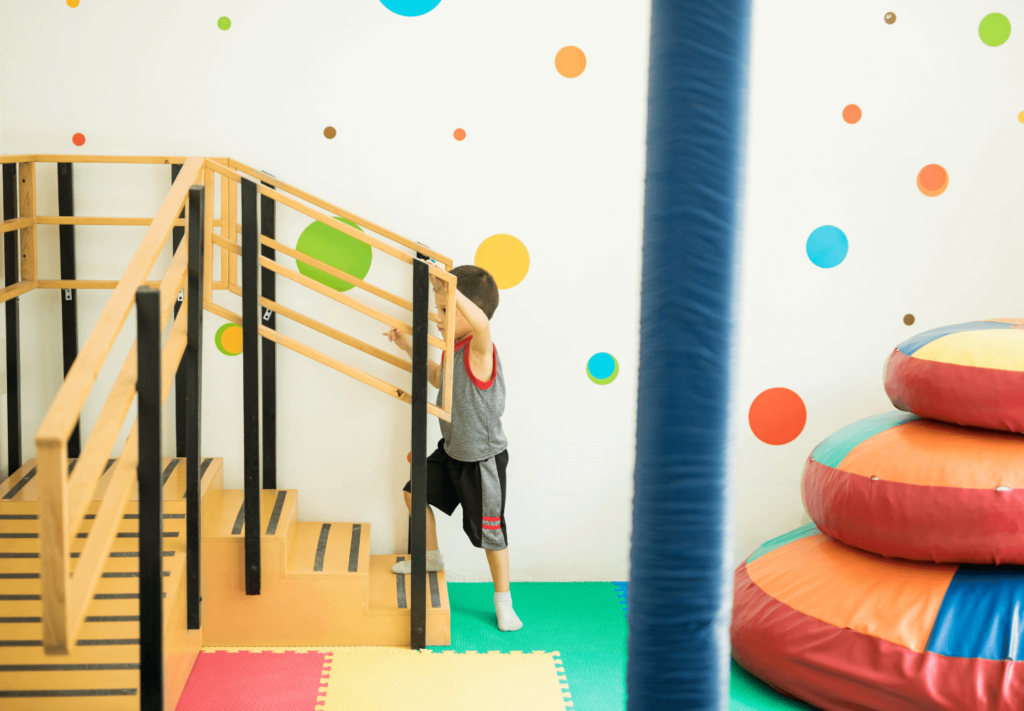 O sedentarismo infantil é um risco. Veja como o Parkour vem como solução para movimentar as crianças e criar movimentação para sua academia.