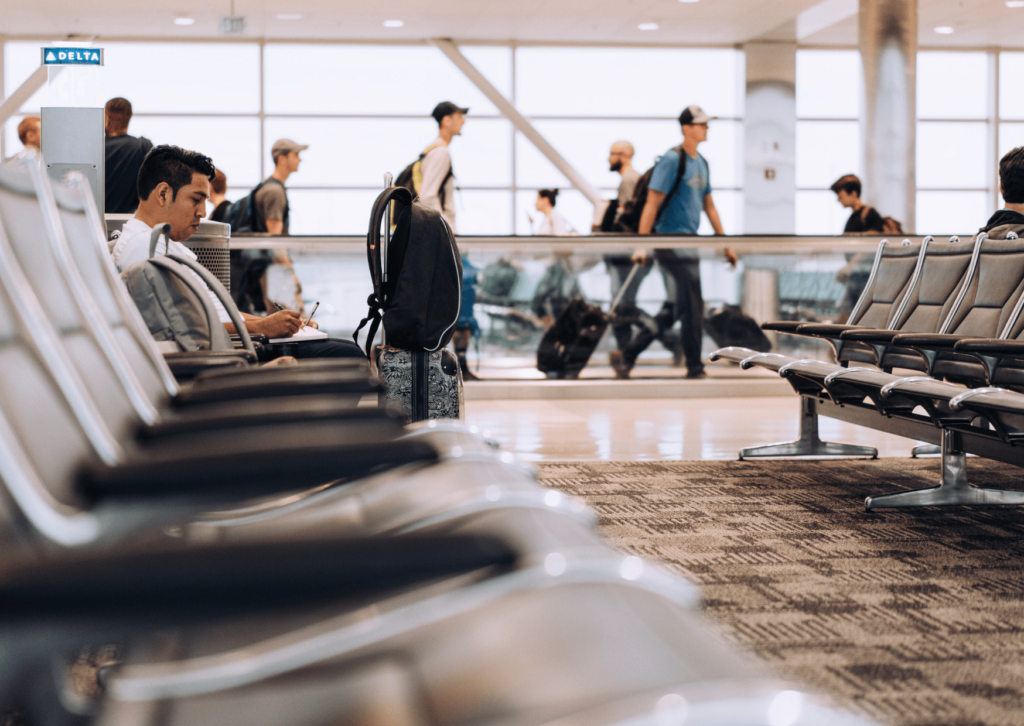 Descubra como manter seus exercícios aeróbicos em dia durante viagens. Dicas práticas, treinos no hotel e não perder o condicionamento físico.