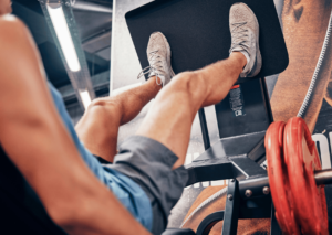 Entenda os riscos da fratura por estresse na musculação e no CrossFit. Saiba como identificar os sinais por sobrecarga no seu treino.