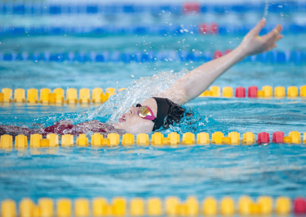 Entenda os riscos da fratura por estresse na musculação e no CrossFit. Saiba como identificar os sinais por sobrecarga no seu treino.