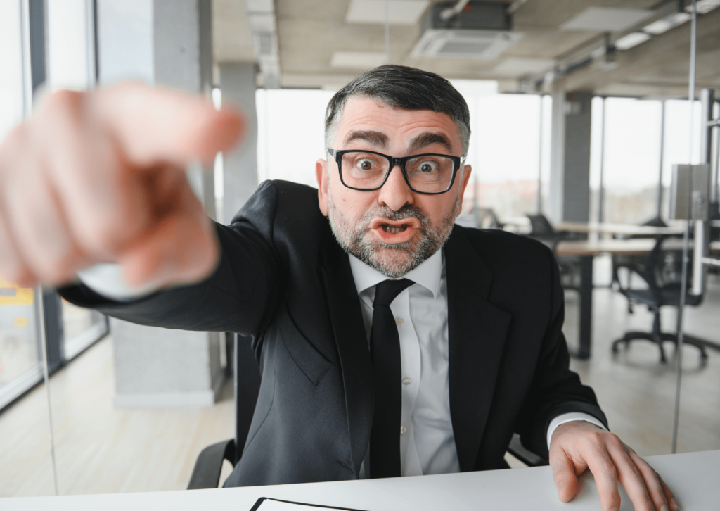 Aprenda como a atividade física no trabalho aumenta a produtividade. Guia para gestores e profissionais fitness transformarem o escritório!