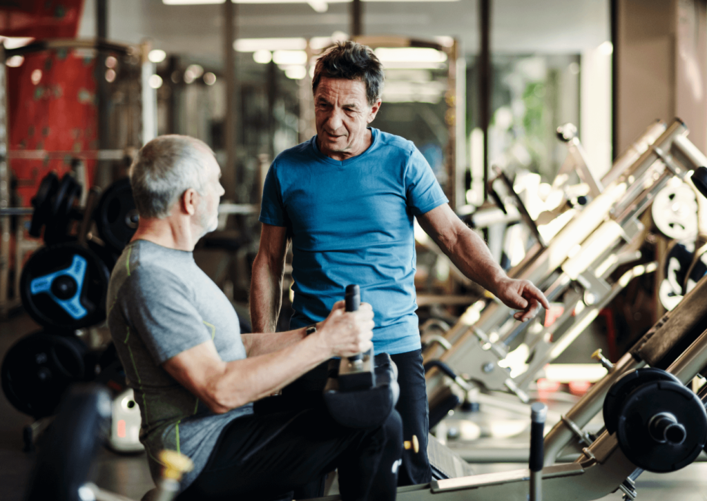 Entenda por que idosos preferem Pilates à musculação e aprenda a adaptar o treino para idoso e atrair o público 60+ para sua academia.