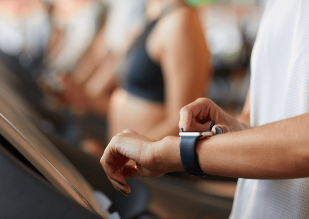 Nesse artigo, saiba como gestores e personal trainers podem lucrar no mercado de bem estar com tecnologia e saúde mental no fitness.