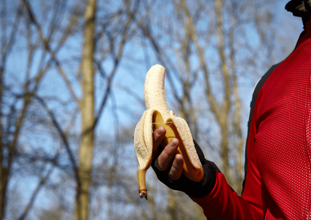 Aprenda como tratar cãimbras rapidamente com técnicas de alongamento e descubra como a hidratação e a fadiga influenciam seu treino.