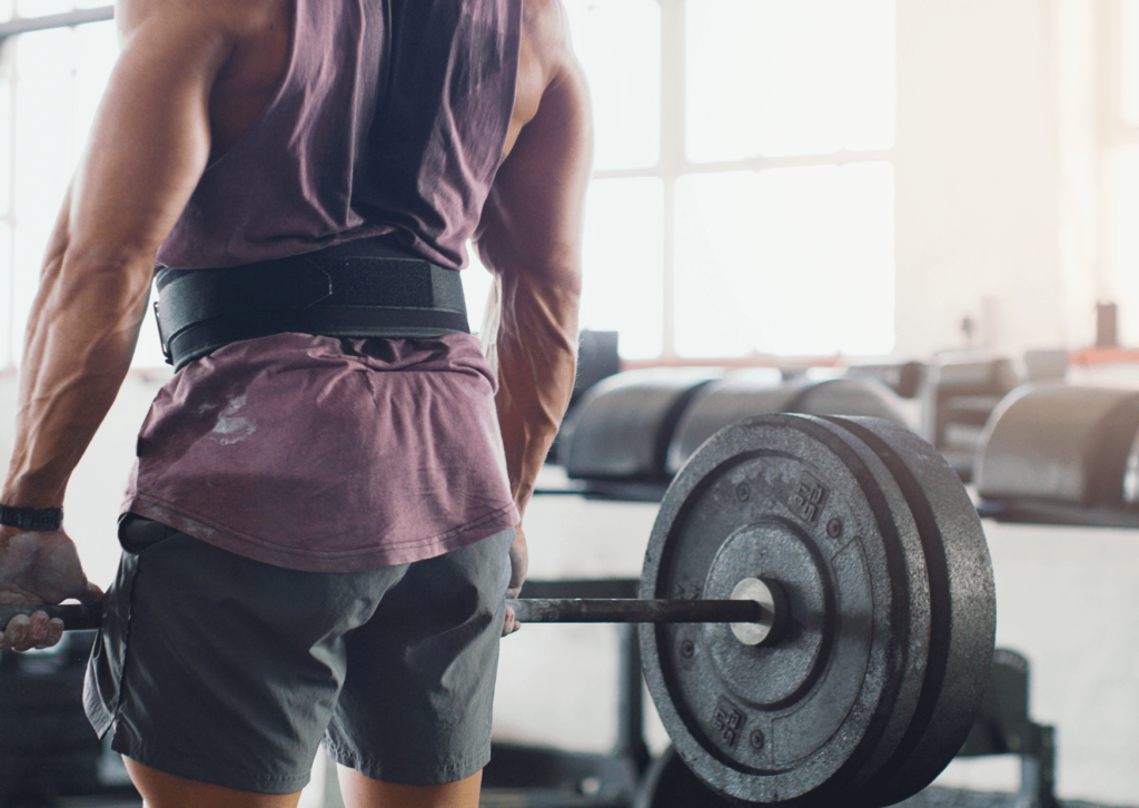 Aprenda a identificar dores, corrigir a técnica e manter a constância nos seus treinos. Evite as lesões na academia com este guia completo.