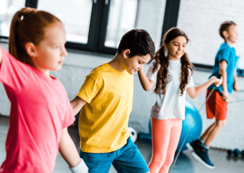 Nesse artigo, descubra como o treinamento funcional para crianças melhora a coordenação e combate o sedentarismo infantil.