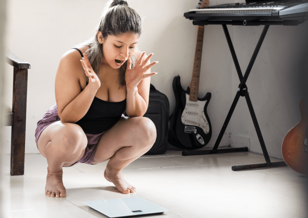 O peso na balança mostra sua evolução? Entenda por que esse número não reflete sua queima de gordura na academia. Confira agora!