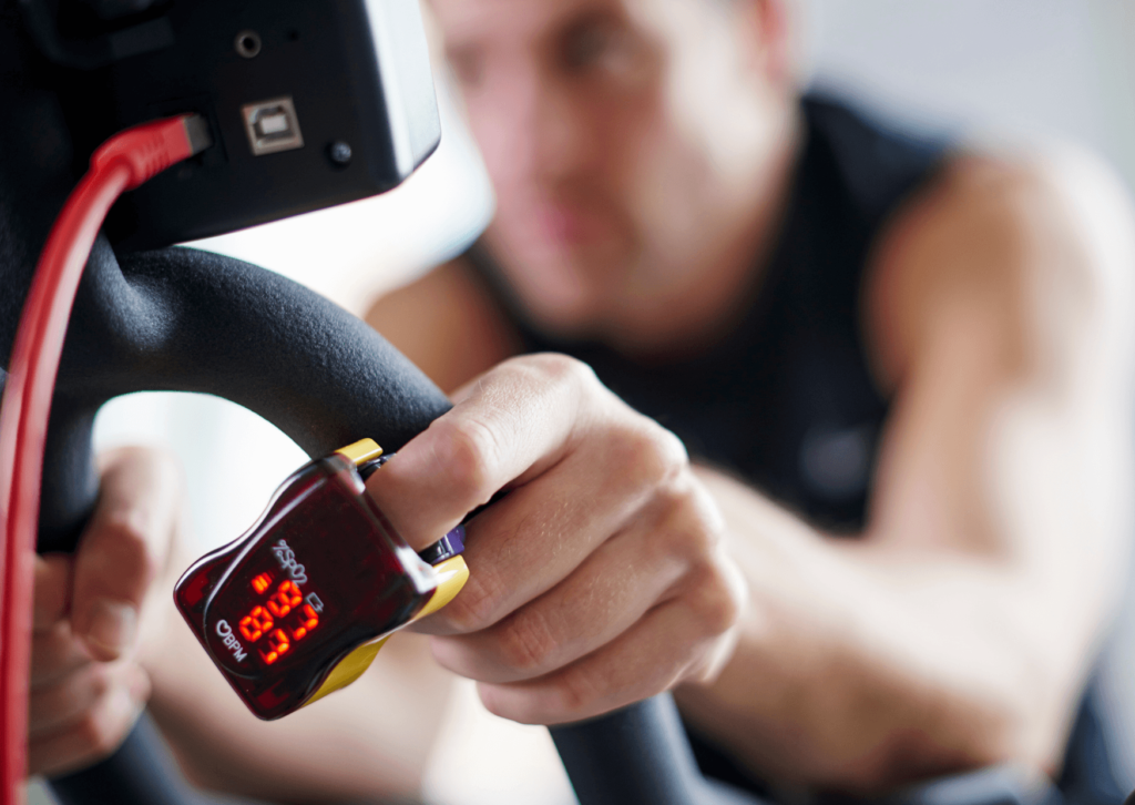 Aprenda como usar a variabilidade da frequência cardíaca para otimizar treinos na academia e esportes, evitando riscos de overtraining e lesões.