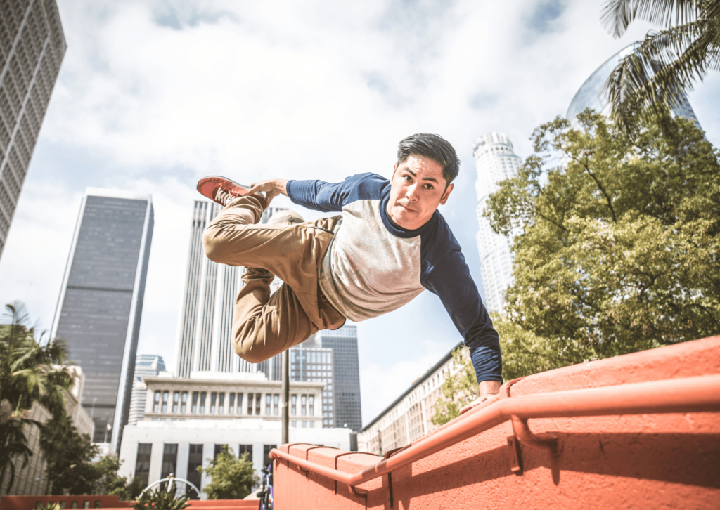 Nesse artigo, aprenda a implementar o Parkour como modalidade, aumentar o faturamento e fidelizar alunos com treinos dinâmicos.