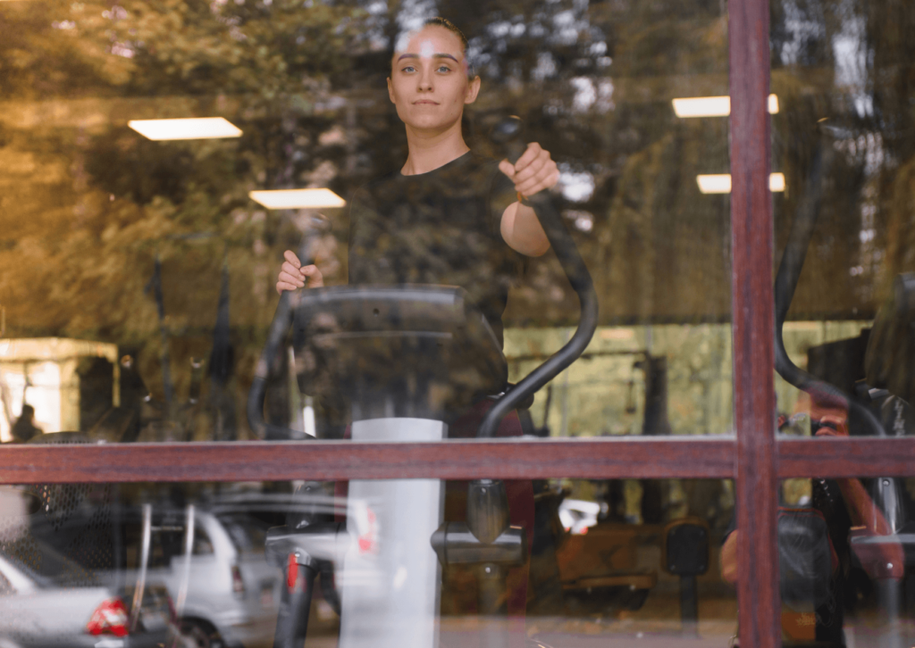 Aprenda como aplicar a inteligência competitiva na sua academia para antecipar tendências e dominar o mercado fitness local.