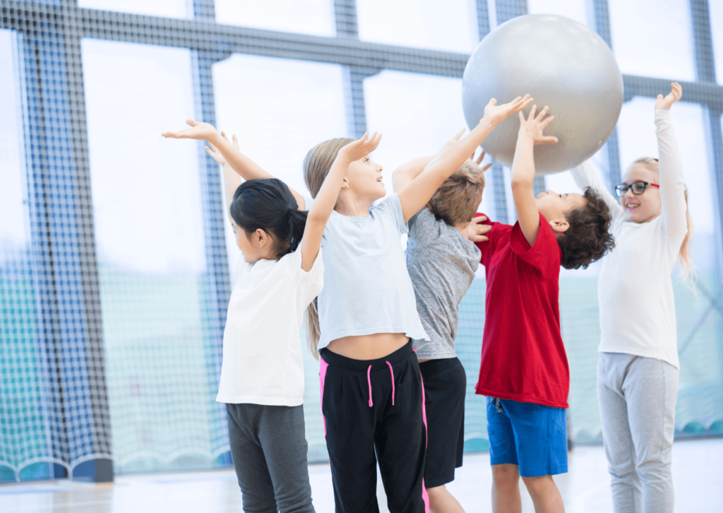 Nesse artigo, descubra como o treinamento funcional para crianças melhora a coordenação e combate o sedentarismo infantil.