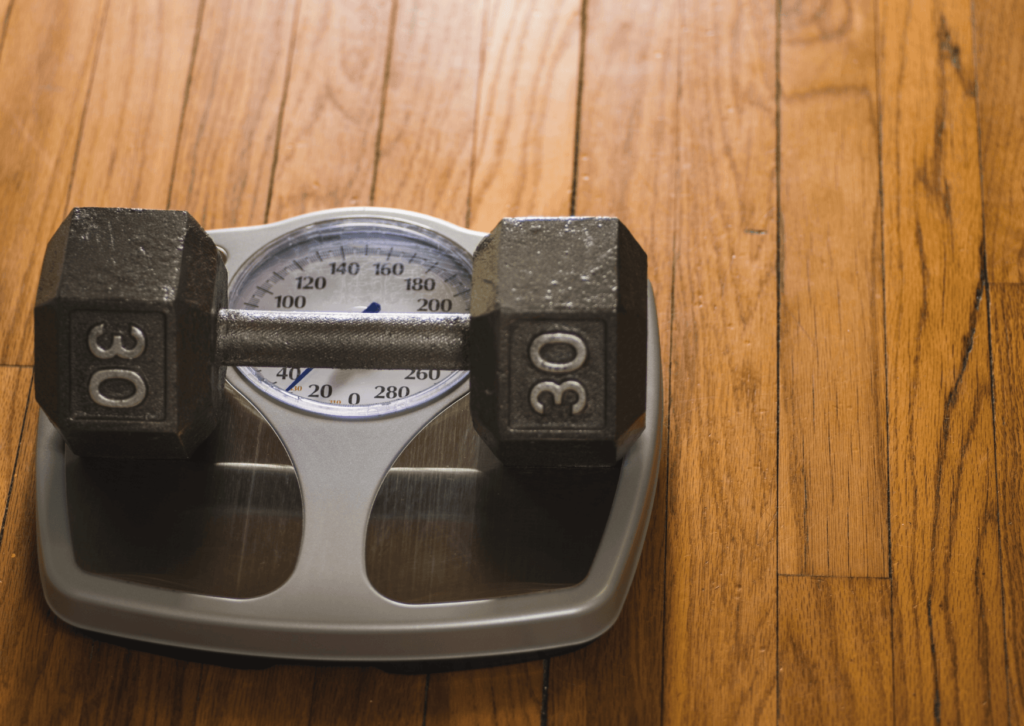 O peso na balança mostra sua evolução? Entenda por que esse número não reflete sua queima de gordura na academia. Confira agora!