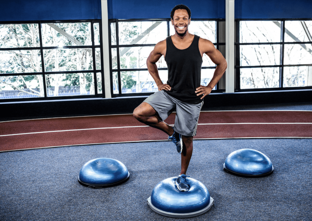 Descubra como a bosu ball pode revolucionar seus treinos! Explore benefícios, exercícios e dicas para aumentar o equilíbrio e prevenir lesões.