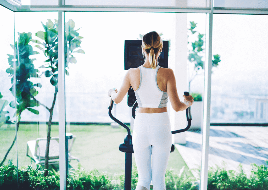 Descubra como gerir e valorizar academias em condomínios. Guia sobre equipamentos, manutenção e o papel do personal trainer.