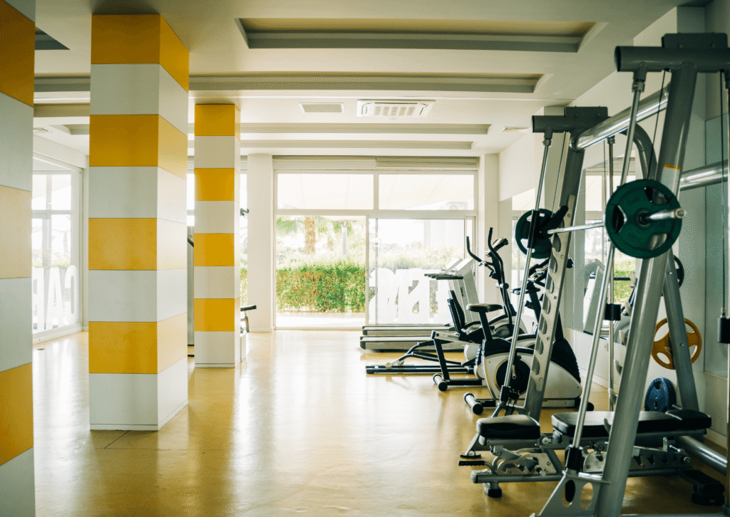 Descubra como gerir e valorizar academias em condomínios. Guia sobre equipamentos, manutenção e o papel do personal trainer.