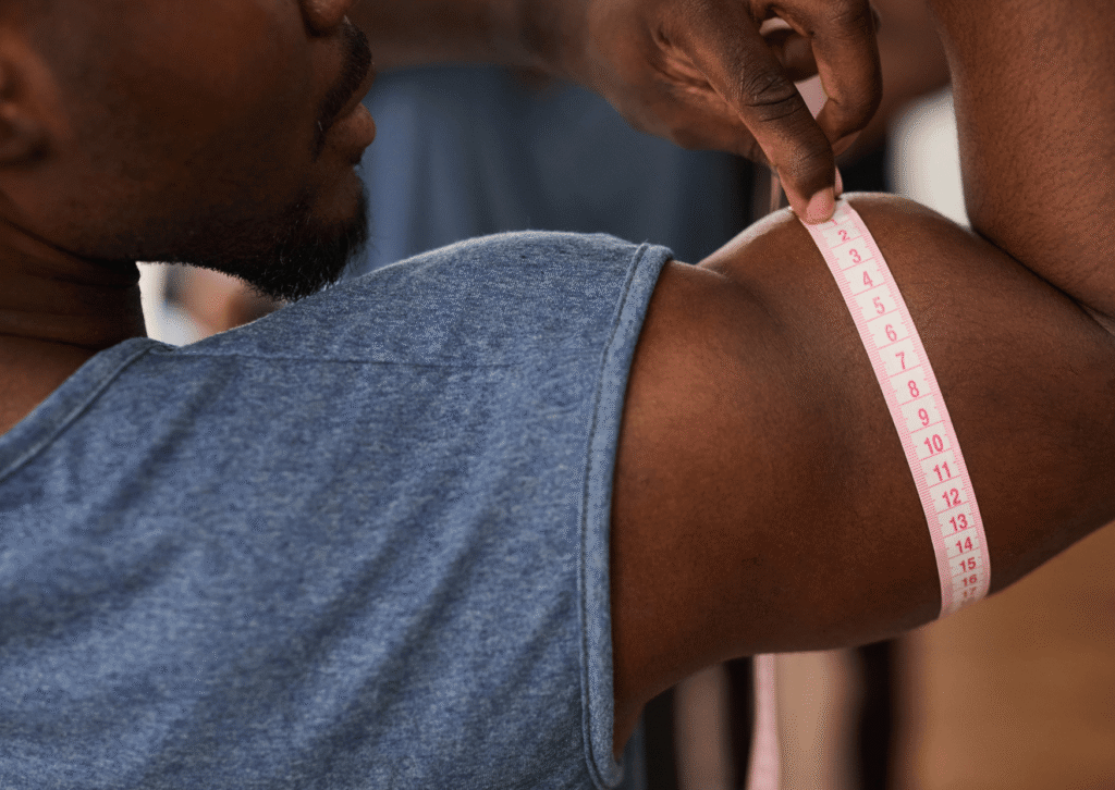 Entenda o que é dismorfia muscular, como identificar os sinais em alunos e o papel vital dos profissionais de fitness no suporte à saúde mental.