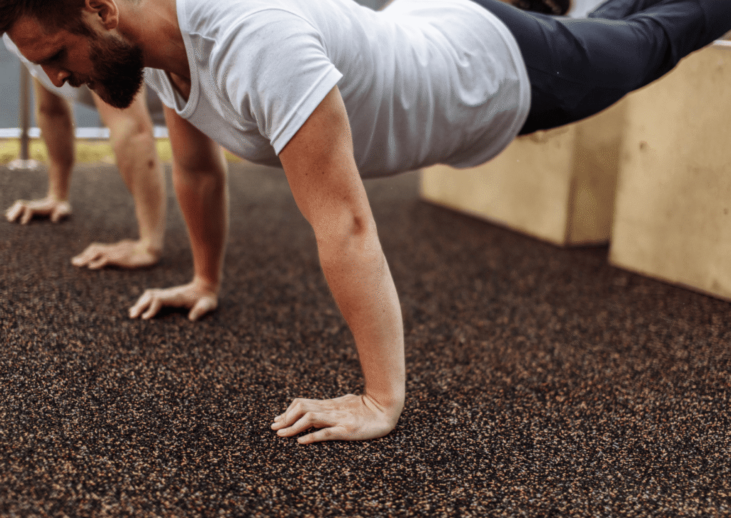 Descubra como a pliometria pode transformar seus treinos. Entenda os benefícios da explosão muscular e aumente sua performance.