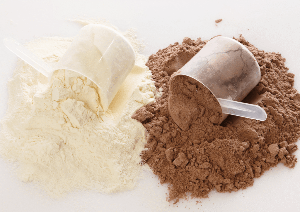 Creatina e whey juntos potencializam força e hipertrofia. Saiba como tomar, sinergia e erros comuns. Guia prático para resultados reais.