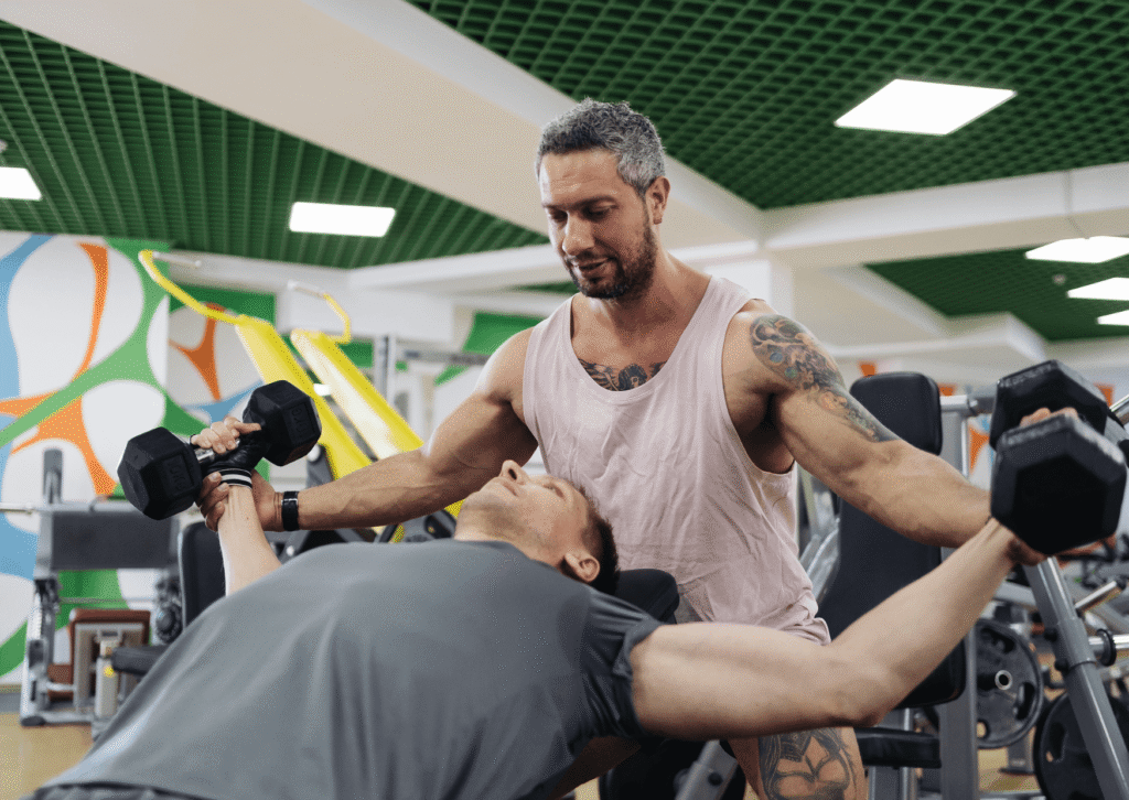 Entenda o que é dismorfia muscular, como identificar os sinais em alunos e o papel vital dos profissionais de fitness no suporte à saúde mental.