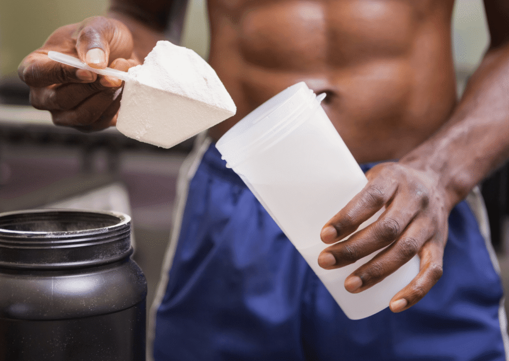 Creatina e whey juntos potencializam força e hipertrofia. Saiba como tomar, sinergia e erros comuns. Guia prático para resultados reais.