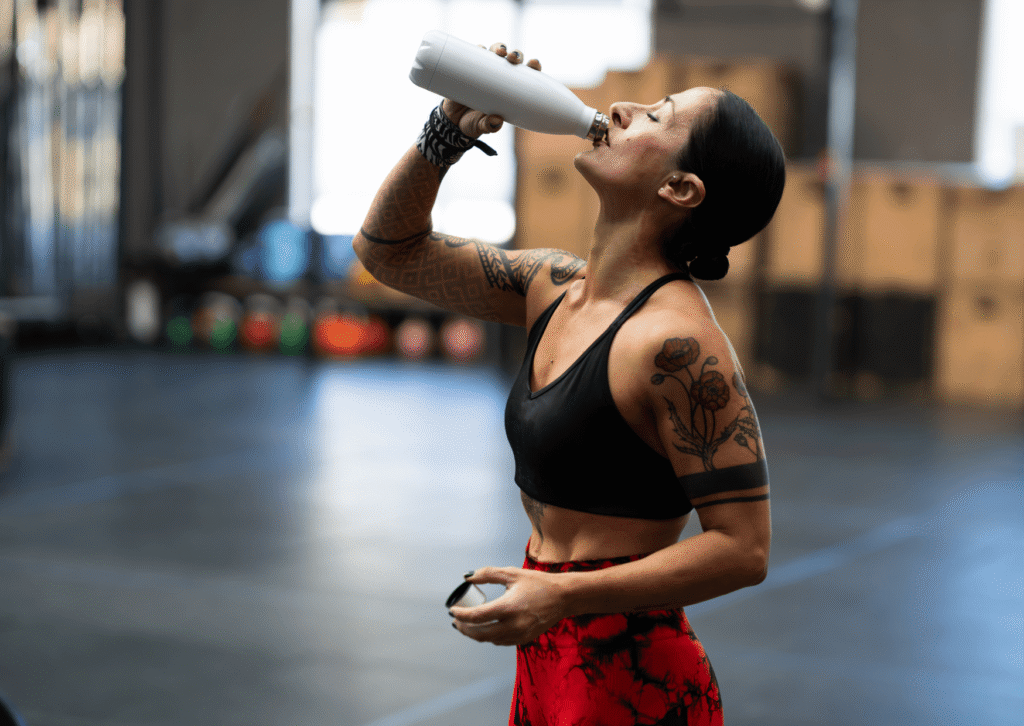 Quer render mais no WOD? Descubra o pré-treino CrossFit ideal entre suplementos e alimentos. Evite a fadiga, bata seus PRs e treine no topo!