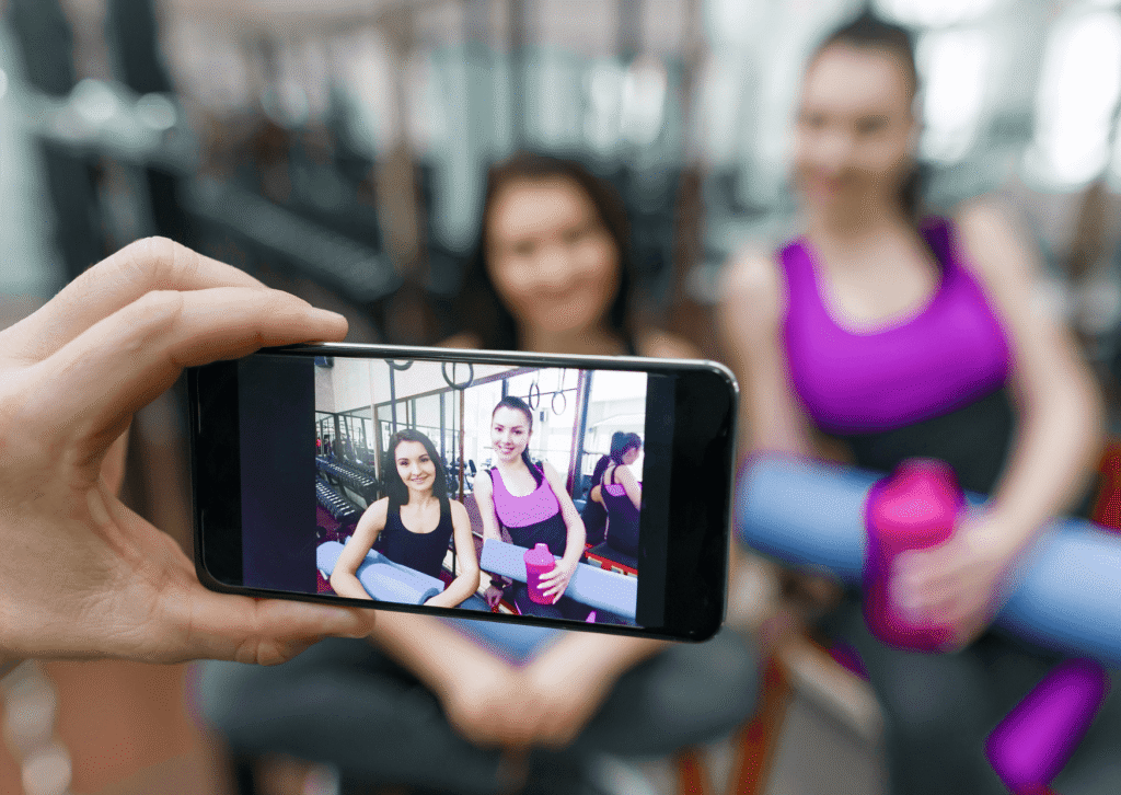 Descubra como aplicar o JOMO no Fitness para reduzir a ansiedade, evitar o burnout e conquistar resultados reais e sustentáveis.