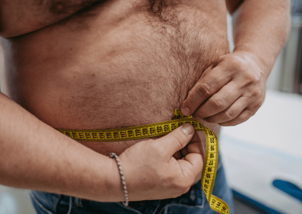 Descubra o que é a gordura visceral, quais são os seus riscos silenciosos para a saúde e veja o guia definitivo para eliminá-la com treinos e dieta.