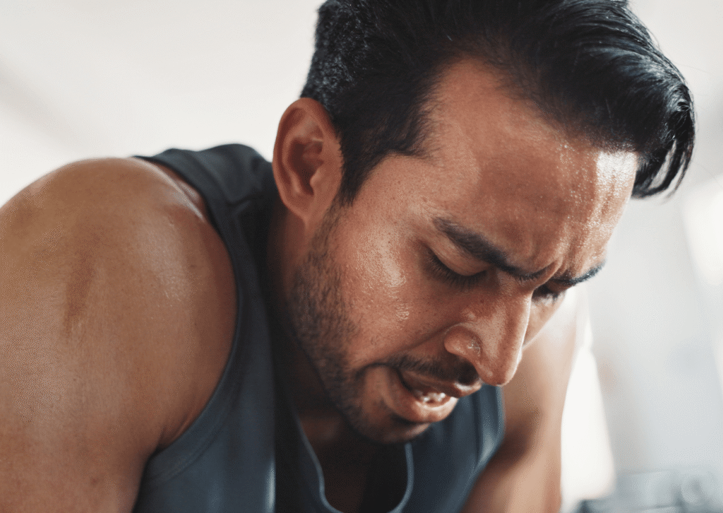 Descubra como aplicar o JOMO no Fitness para reduzir a ansiedade, evitar o burnout e conquistar resultados reais e sustentáveis.