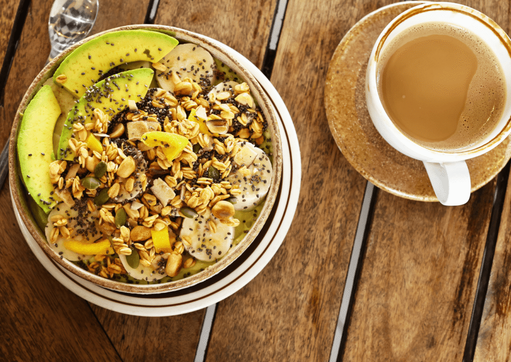 Descubra os melhores alimentos que ajudam a emagrecer com saúde. Veja a lista baseada na ciência para acelerar seu metabolismo.