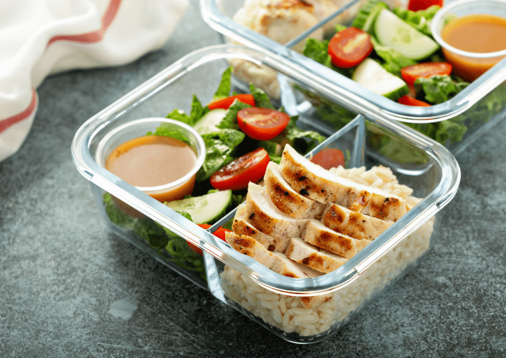Descubra como a comida saudável para emagrecer pode ser saborosa e prática. Veja o guia com alimentos essenciais e um cardápio completo.