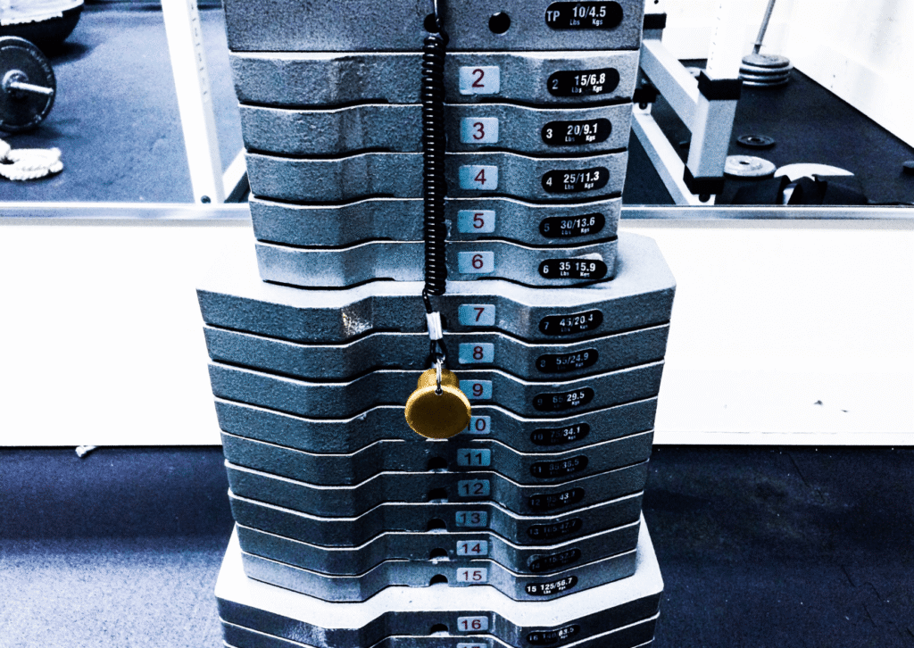Quer resultados rápidos? Confira o guia definitivo de treino para glúteos na academia com os melhores exercícios e fichas baseadas na ciência!