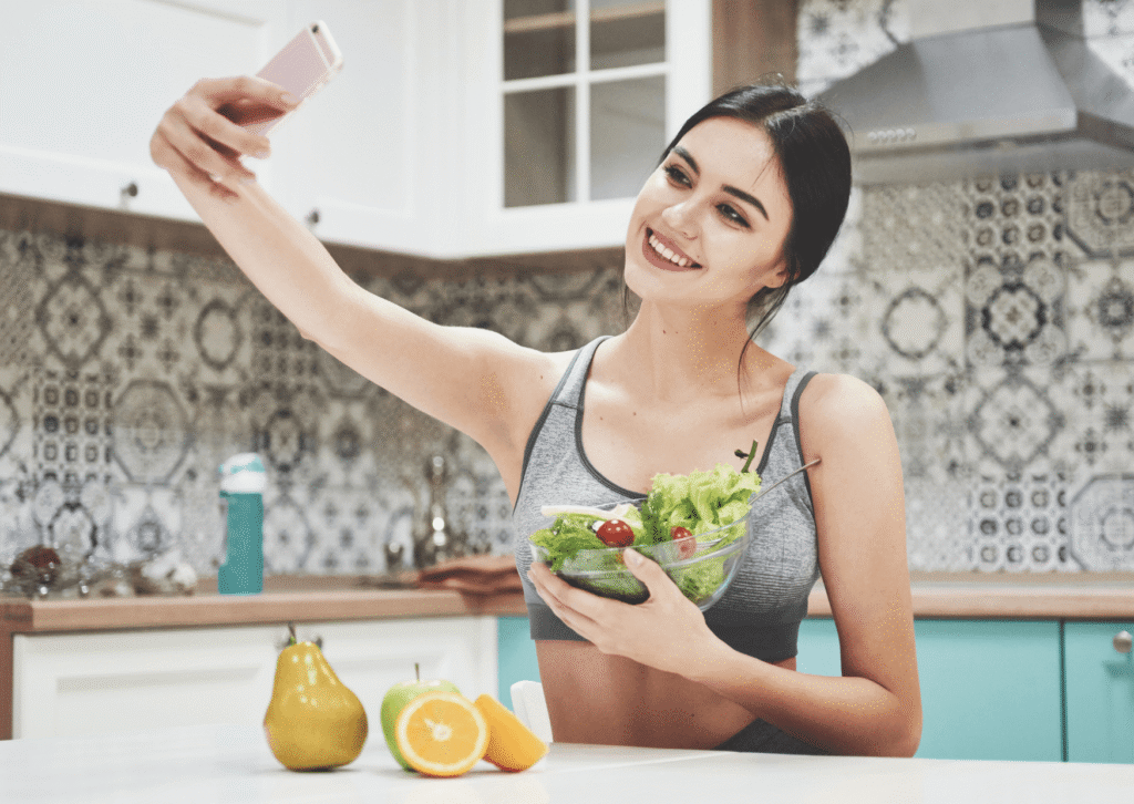 Descubra como o medidor de calorias por foto no celular revolucionou a rotina fitness. Aprenda a rastrear sua dieta apenas apontando a câmera.