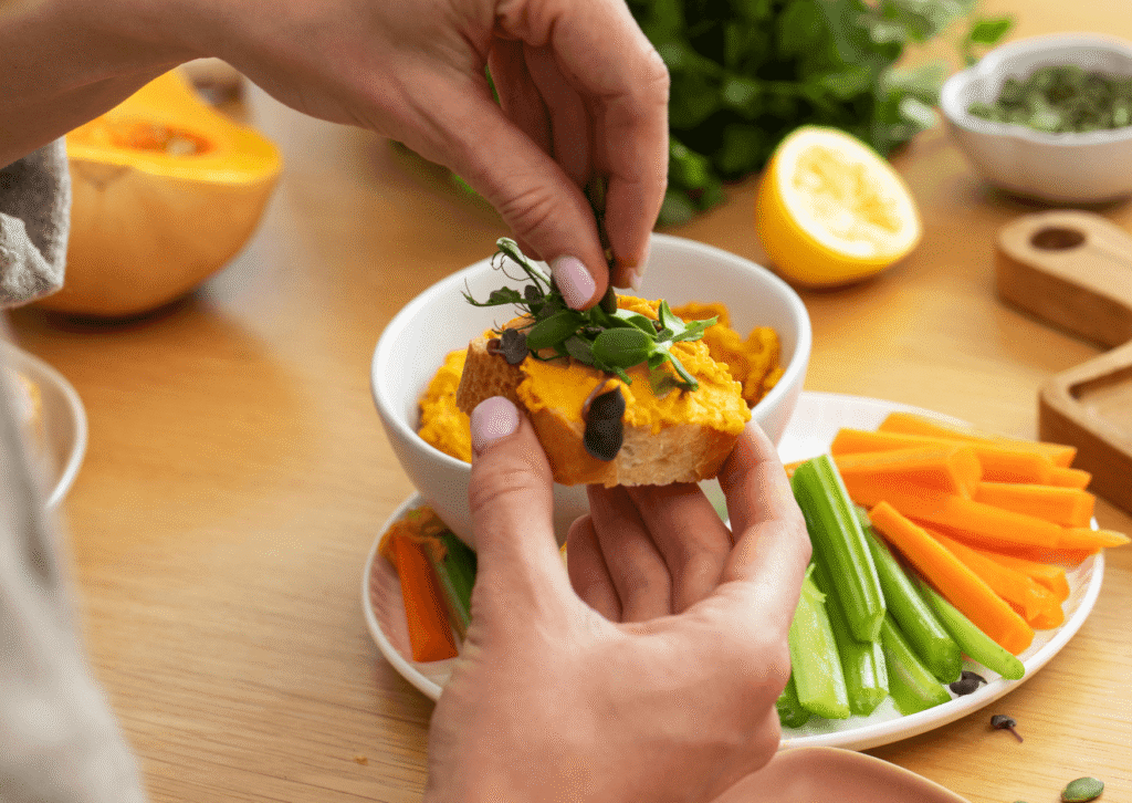 Descubra como a comida saudável para emagrecer pode ser saborosa e prática. Veja o guia com alimentos essenciais e um cardápio completo.