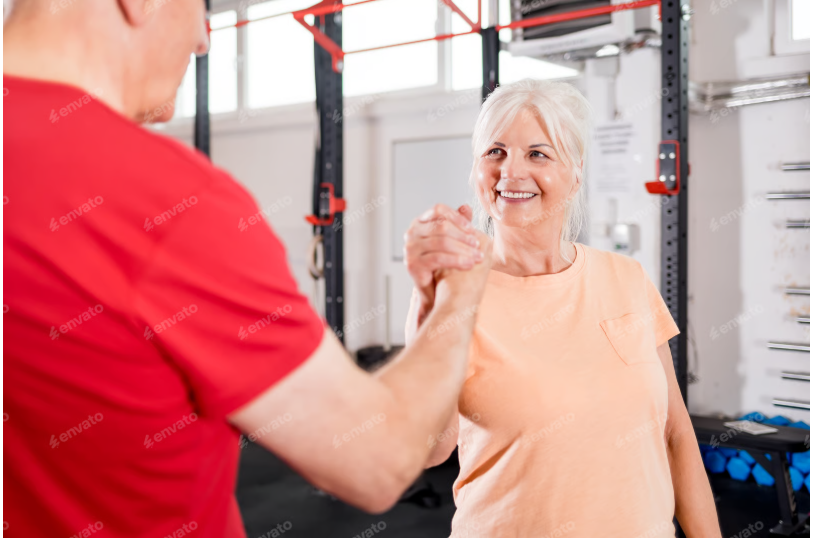 Entenda o impacto do treinamento de força para idoso na prevenção de quedas, ganho de massa muscular e no crescimento de academias.