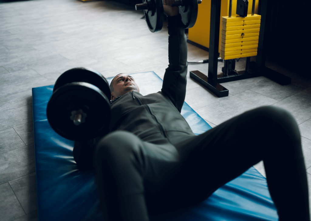 Descubra o treino HIRT: a metodologia que une musculação e queima calórica intensa. Saiba como definir músculos em menos tempo e reter mais alunos.