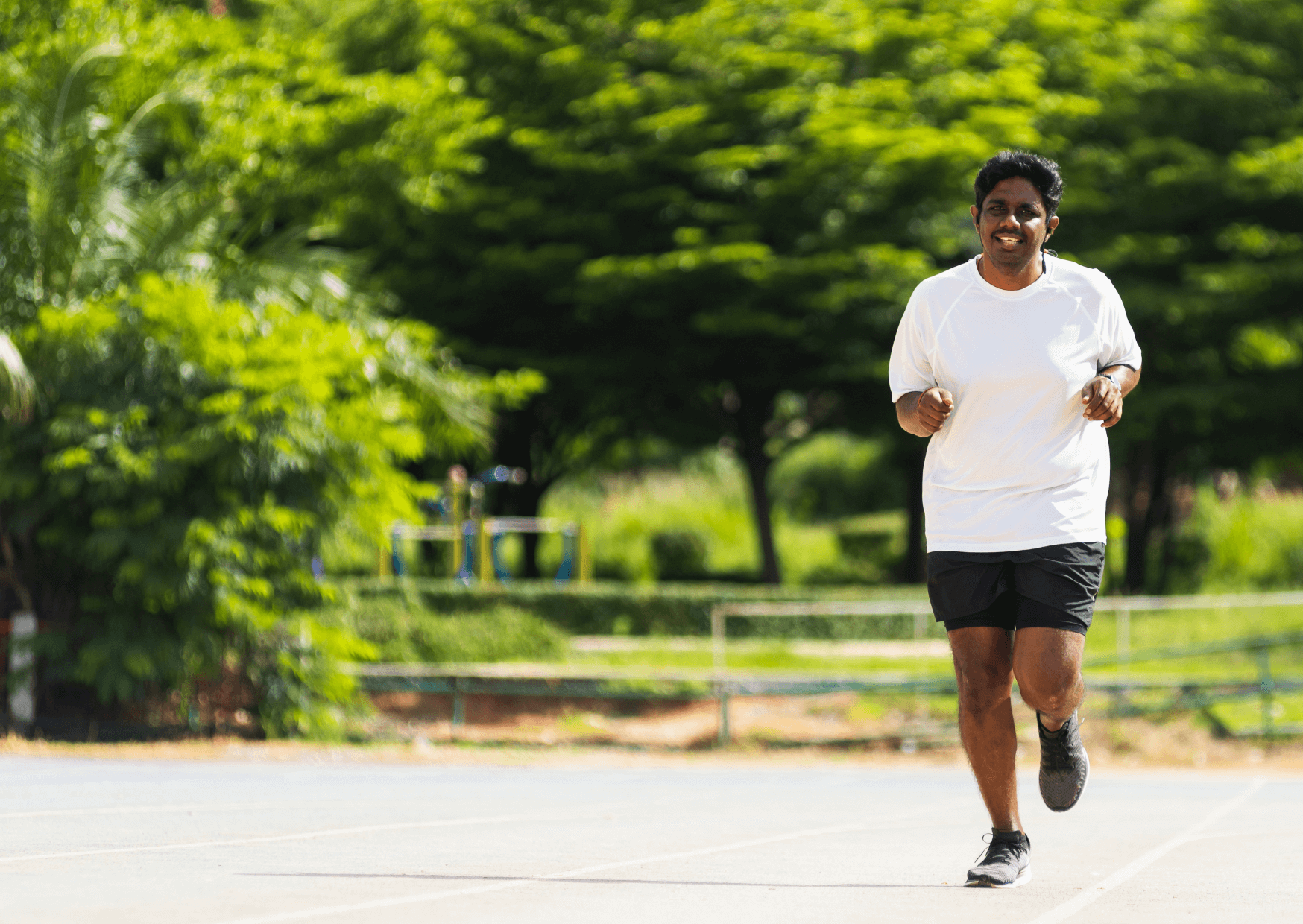 Emagrecer correndo é possível com estratégia. Descubra como usar tipos de corrida, intensidade e monitoramento corporal para queimar gordura com eficiência.