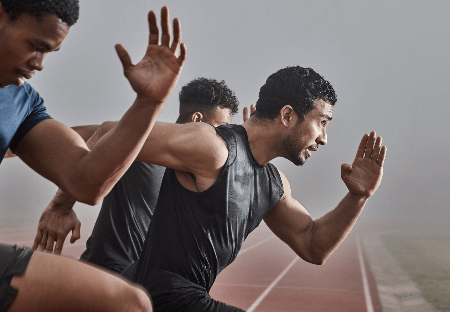 Descubra os 5 pilares essenciais do desempenho esportivo, da nutrição à tecnologia de monitoramento, e transforme esforço em resultados reais.