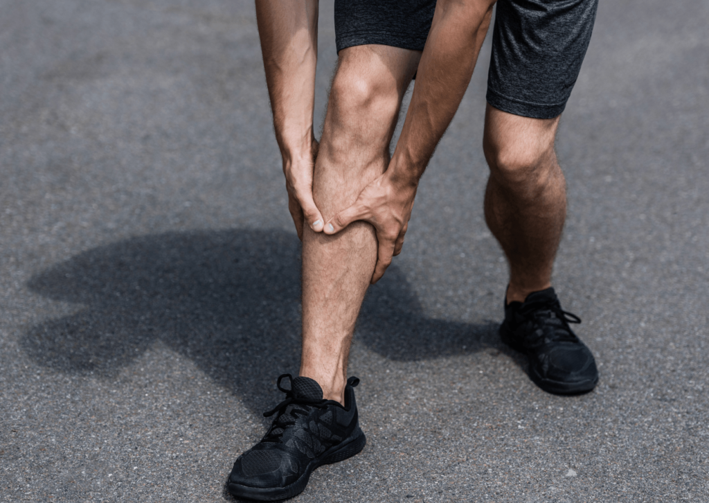 Sofreu uma distensão muscular na panturrilha? Aprenda a identificar os graus da lesão, e como prevenir esse problema nos seus treinos.