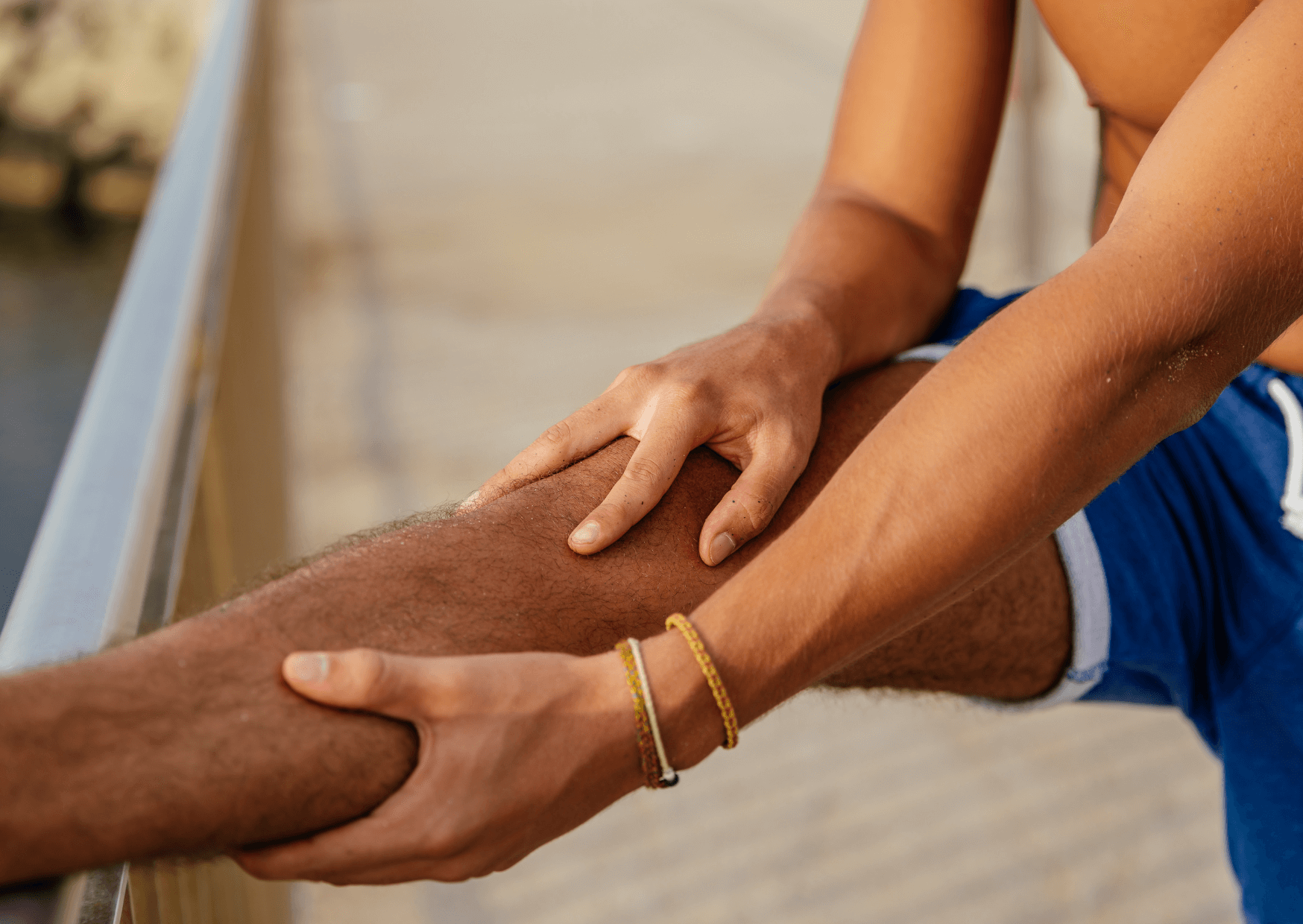 Aprenda como tratar cãimbras rapidamente com técnicas de alongamento e descubra como a hidratação e a fadiga influenciam seu treino.