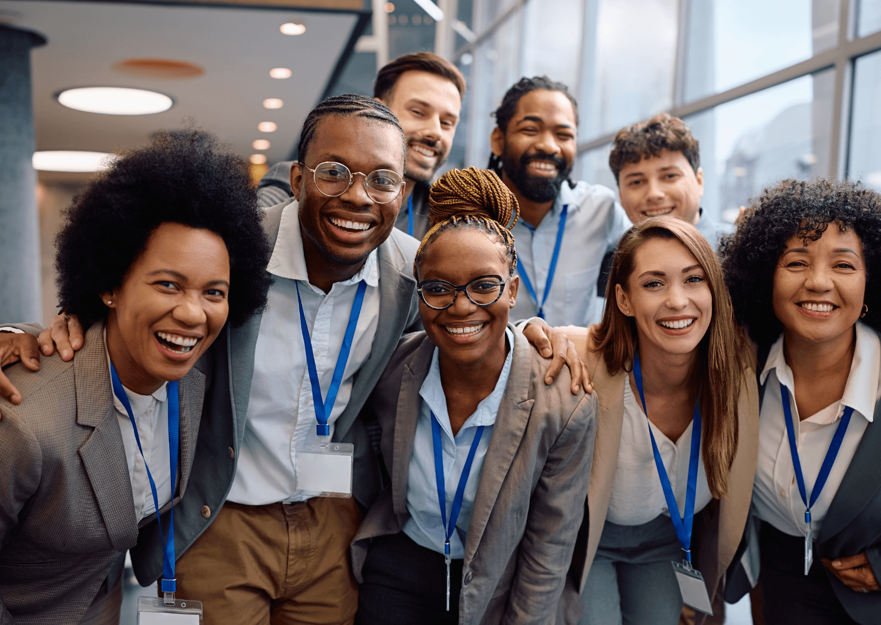 Aprenda como a atividade física no trabalho aumenta a produtividade. Guia para gestores e profissionais fitness transformarem o escritório!