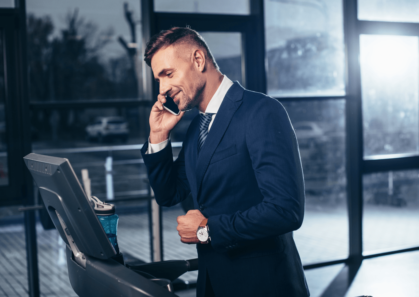 Descubra como manter seus exercícios aeróbicos em dia durante viagens. Dicas práticas, treinos no hotel e não perder o condicionamento físico.