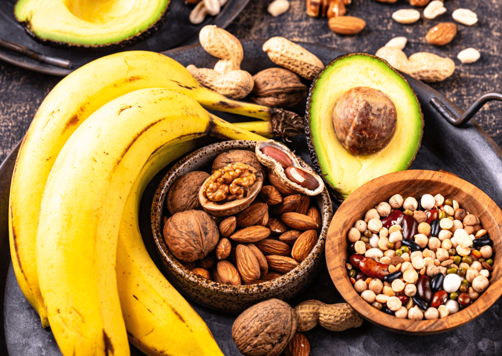 Descubra quais são os melhores alimentos para cãibras, entenda o papel dos eletrólitos na sua dieta e recupere sua performance agora.