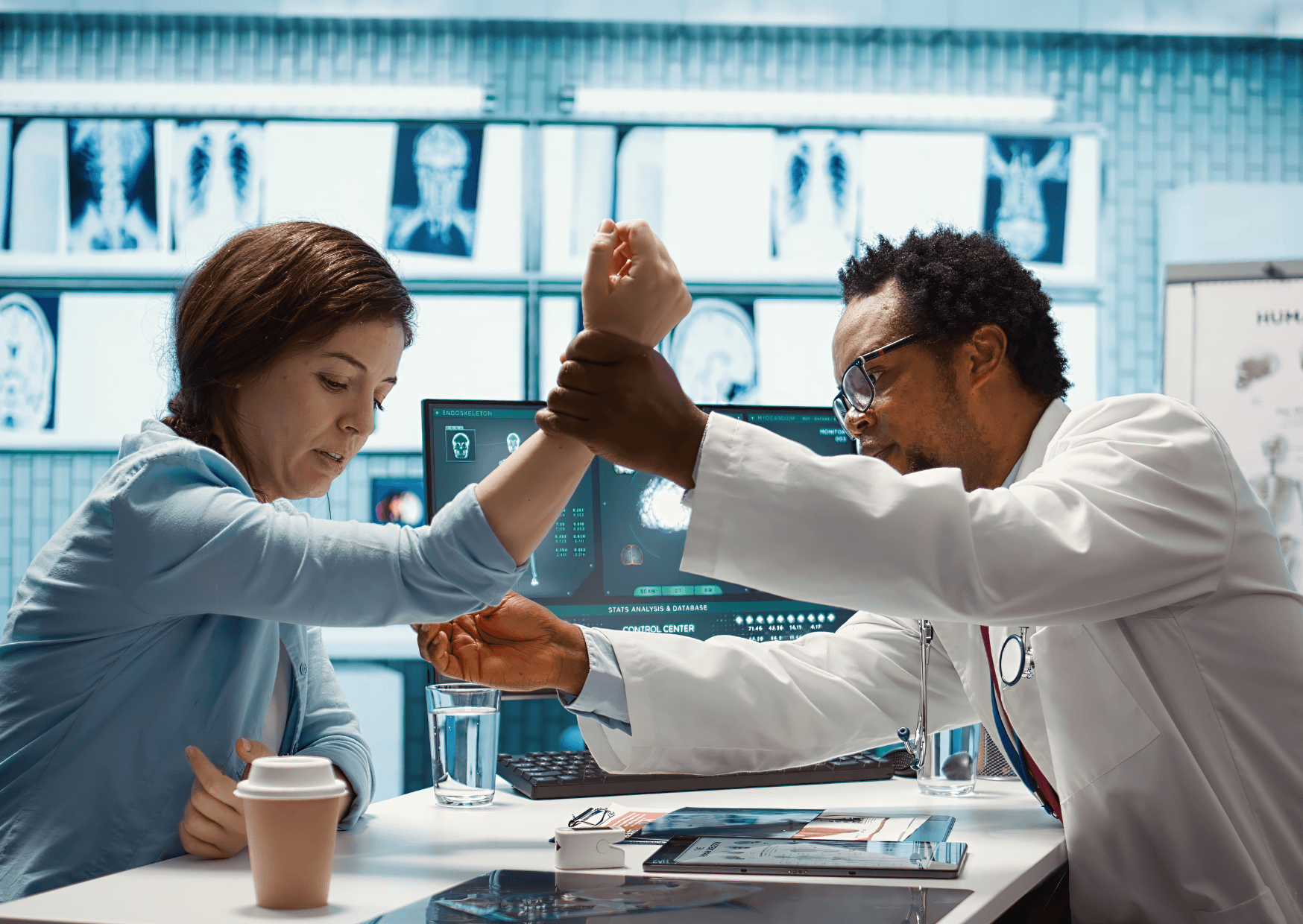 Entenda os riscos da fratura por estresse na musculação e no CrossFit. Saiba como identificar os sinais por sobrecarga no seu treino.