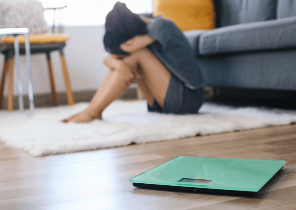 O peso na balança mostra sua evolução? Entenda por que esse número não reflete sua queima de gordura na academia. Confira agora!