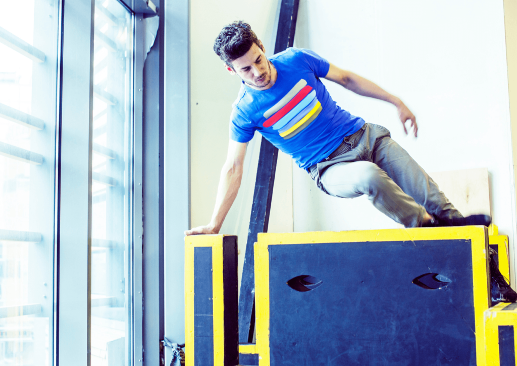 Nesse artigo, aprenda a implementar o Parkour como modalidade, aumentar o faturamento e fidelizar alunos com treinos dinâmicos.