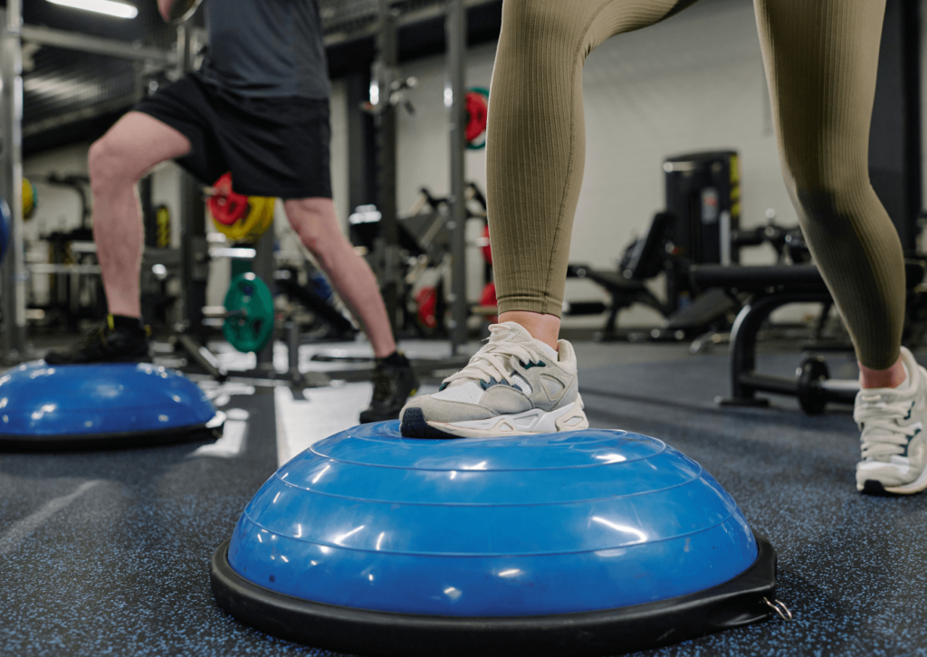Descubra como a bosu ball pode revolucionar seus treinos! Explore benefícios, exercícios e dicas para aumentar o equilíbrio e prevenir lesões.